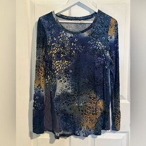 LOGO by Lori Goldstein Blue Leopard Print Knit Top with side goddess in Medium